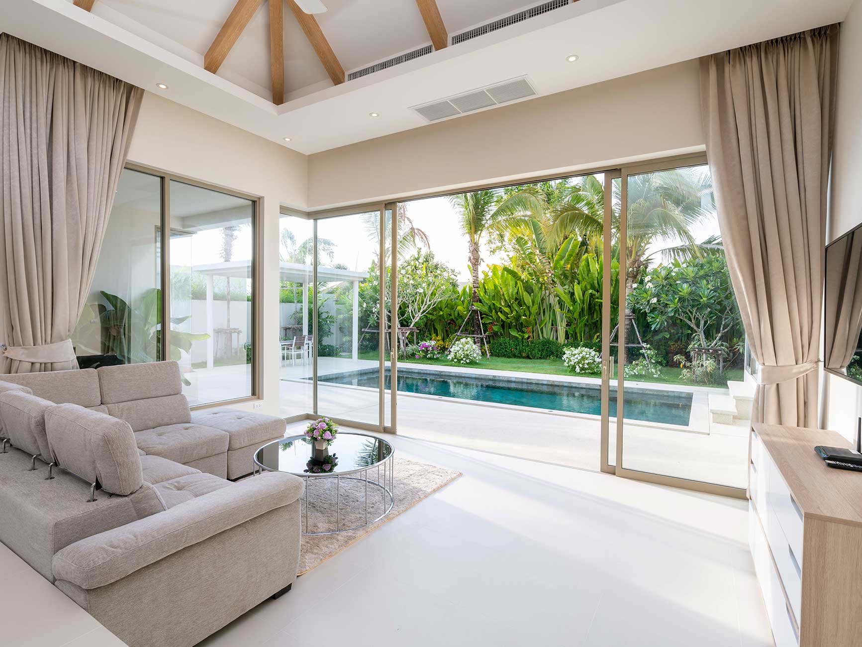 Korunaklı Havuzlu Villa